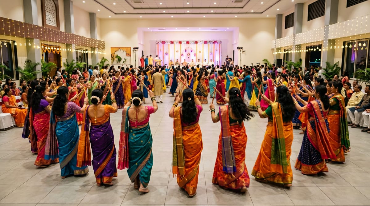 एक बड़े हॉल में कई महिलाएँ रंगीन साड़ियों में गरबा नृत्य कर रही हैं।